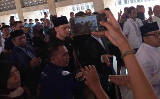 Masyarakat Serbu Mesut Ozil Jelang Salat Jumat di Masjid Istiqlal, Lihat Nih - JPNN.com