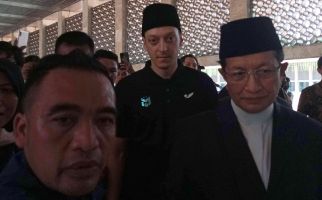 Mesut Ozil Salat Jumat di Masjid Istiqlal, Gagah Pakai Kopiah - JPNN.com