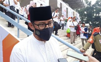 Sandiaga Uno Wujudkan Keinginan Seorang Tukang Sapu di Makam Syekh Burhanudin - JPNN.com