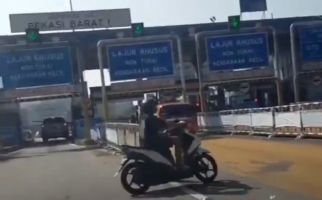 Viral, Video Pengendara Motor Masuk Tol Cikampek, Membahayakan - JPNN.com