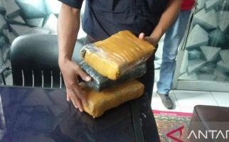 2 Pria Menyelipkan Bungkusan di Bawah Kursi Pinggir Jalan, Warga tak Berani Mendekat - JPNN.com