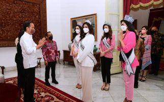 Terima Kunjungan Puteri Indonesia dan Miss Universe di Istana, Lihat Senyum Pak Jokowi - JPNN.com