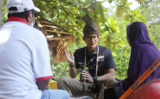 Sandiaga Uno Bantu Petugas Kebersihan Desa Bakau Serip Batam - JPNN.com