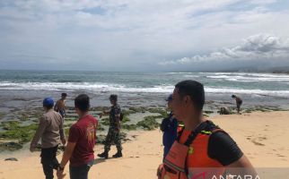 Tim SAR Setop Pencarian Korban Kapal Terbalik di Laut Garut - JPNN.com