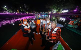 Malam-Malam Susuri Sungai Kalimas, Gubernur Khofifah Temukan Keindahan Ini, Lihat - JPNN.com