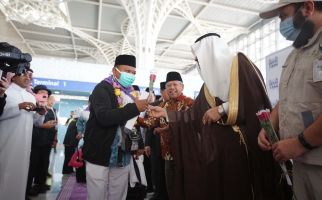 Suasana Haru Jemaah Calon Haji yang Tiba di Madinah, Ada Bunga untuk Penyambutan - JPNN.com