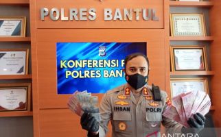 AKBP Ihsan Menunjukkan Segepok Uang Milik TN, Dia Adalah - JPNN.com
