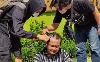 Cukur sebagai Ungkapan Syukur untuk Eks Wali Kota Jogja Tangkapan KPK - JPNN.com