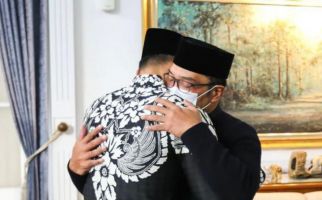 Takziah ke Gedung Pakuan, Mas AHY Bisikkan Sesuatu ke Telinga Ridwan Kamil - JPNN.com