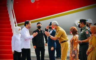 Tiba di Jateng, Jokowi Ditunggu Ganjar di Bawah Pesawat, Lihat Ekspresinya - JPNN.com
