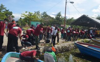 Sejumlah Elemen Papua Lakukan Aksi Pungut Sampah di Dermaga Yahim Sentani, Lihat Tuh - JPNN.com