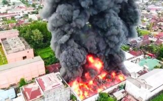 Kebakaran Gudang di Sampit, Warga Panik, Petugas Masih Berupaya Memadamkan Api - JPNN.com