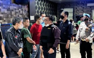 Penggerebekan Lokasi Judi di Medan, Pria Ini Menatap Irjen Panca Putra - JPNN.com