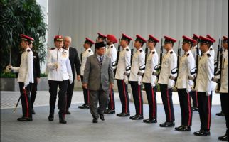 Prabowo Sering Berpeci di Acara Internasional, Meniru Gaya Soekarno? - JPNN.com