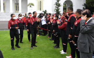 Presiden Jokowi Serahkan Bonus Atlet SEA Games 2021, Lihat Siapa yang Mendampingi - JPNN.com