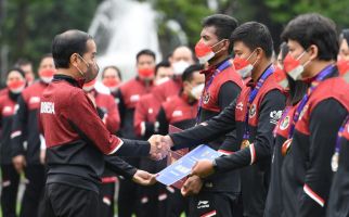 Jokowi Serahkan Bonus kepada Atlet SEA Games, Angkanya Tak Sedikit - JPNN.com