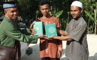 Muslim NTT Terharu Bisa Mendapatkan Al-Qur'an  - JPNN.com