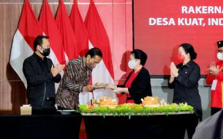 PDIP Berikan Kejutan Ultah Buat Jokowi, kepada Siapa Potongan Nasi Tumpeng Pertama? - JPNN.com