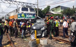 Avanza Tertabrak Kereta Api di Bekasi, Terseret Satu Kilometer - JPNN.com