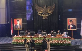 Momen Anies dan Prasetyo Asyik Menari Tortor di Sidang Paripurna HUT DKI Jakarta - JPNN.com