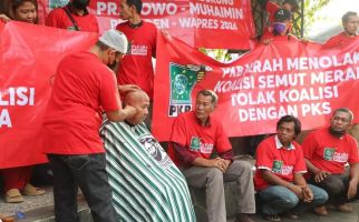 Gembira Berkoalisi dengan Gerindra, Kader PKB Merah Cukur Gundul - JPNN.com