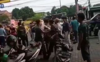 Detik-Detik Anggota TNI Dipukul Warga di Bekasi, Waduh - JPNN.com