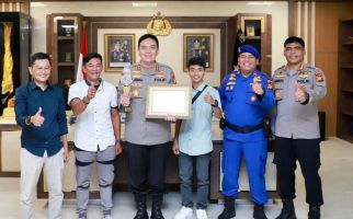 Pemuda Ini Sabet Piala dari Kapolri, Tiba di Riau Langsung Dijamu Irjen Iqbal - JPNN.com