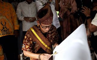 Lihat Nih, Menparekraf Sandiaga Membatik di Rumah Adat Puri Melayu Tebing Tinggi - JPNN.com