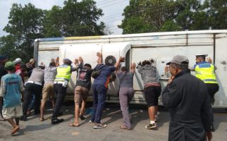 Bus Terguling, Rusak Parah, Berikut Daftar Korbannya - JPNN.com