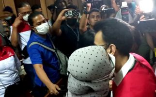 Divonis 4 Tahun Penjara, Adam Deni Peluk Sang Ibunda, Sambil Bilang Begini - JPNN.com