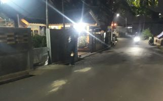 Pria Beratribut Polisi Diduga Menusuk Ibu dan Anak di Bekasi, Gempar - JPNN.com