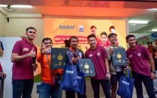 Pengunjung dan The Jak Mania Menyambut 3 Pemain Persija di Jakarta Fair - JPNN.com