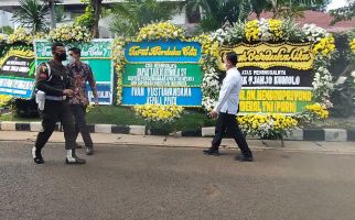 Karangan Bunga Menko Luhut Hingga Jenderal Andika Penuhi Rumah Duka Menteri Tjahjo - JPNN.com