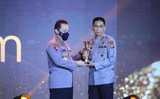 Polisi Antisuap Irjen Akhmad Wiyagus Menerima Hoegeng Awards 2022 - JPNN.com
