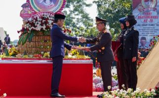 Presiden Jokowi Beri Nasi Tumpeng, Kapolri Jenderal Listyo Sigap, Tangan Kirinya - JPNN.com