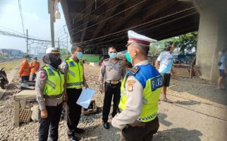 Pengendara Motor Tertabrak Dua Kereta di Kota Bekasi, Isep Selamat dari Maut, tetapi.. - JPNN.com