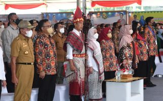 Jokowi Datang dengan Pakaian Batak Toba, Ada Tongkat dari Pemuka Adat, Maksudnya? - JPNN.com