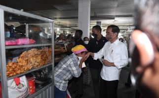 Ke Pasar di Medan, Jokowi Dicium hingga Ditawari Sate - JPNN.com