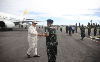 Prabowo Kunjungi Lanud Iswahjudi, Langsung Disambut Jenderal, Siapa Dia? - JPNN.com