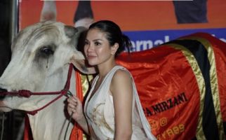 Nikita Mirzani Kurban 4 Sapi Berukuran Besar, Lihat tuh - JPNN.com