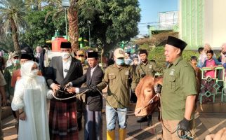 Mas Tri Berkurban Seekor Sapi di Masjid Al Barkah, Beratnya Sebegini, Wow - JPNN.com