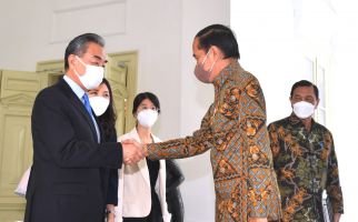 Terima Tokoh Penting dari China, Lihat Siapa Menteri di Belakang Jokowi? - JPNN.com