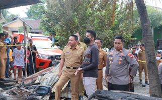 Warung Manisan Ludes Terbakar, Petugas Temukan Mayat Pria Terpanggang, Ternyata - JPNN.com