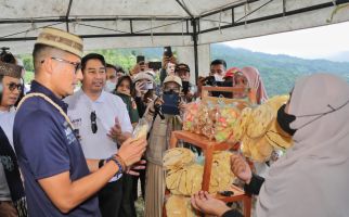 Momen Sandiaga Ditantang Mak-Mak Untuk Beri Nama Kerupuk Ubi di Gorontalo - JPNN.com