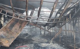 Kebakaran Besar Pabrik Pipa Plastik di Tangerang, Belasan Branwir Dikerahkan - JPNN.com