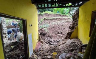 Rumah di Cirebon Rusak Akibat Longsor, Satu Orang Luka-Luka - JPNN.com