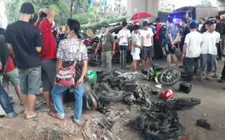 Polisi Olah TKP Sebelum dan Sesudah Kecelakaan Truk Pertamina di Cibubur - JPNN.com