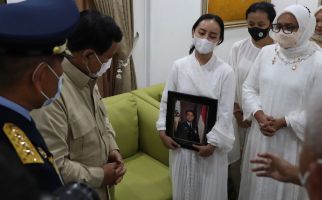 Prabowo ke Halim Setelah Insiden Pesawat Jatuh di Blora, Temui Sosok Bergamis Putih - JPNN.com