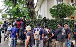 8 Jam di Rumah Ferdy Sambo, Adegan Tembak-menembak, Wartawan Menaiki Kursi - JPNN.com