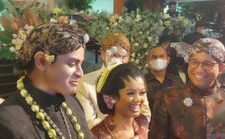 Di Pernikahan Putrinya, Anies Pakai Busana Rancangan Putra Prabowo, Berapa Harganya? - JPNN.com